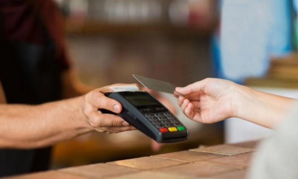 Ηλεκτρονικές αποδείξεις: Ποιοι κινδυνεύουν με πρόσθετο φόρο